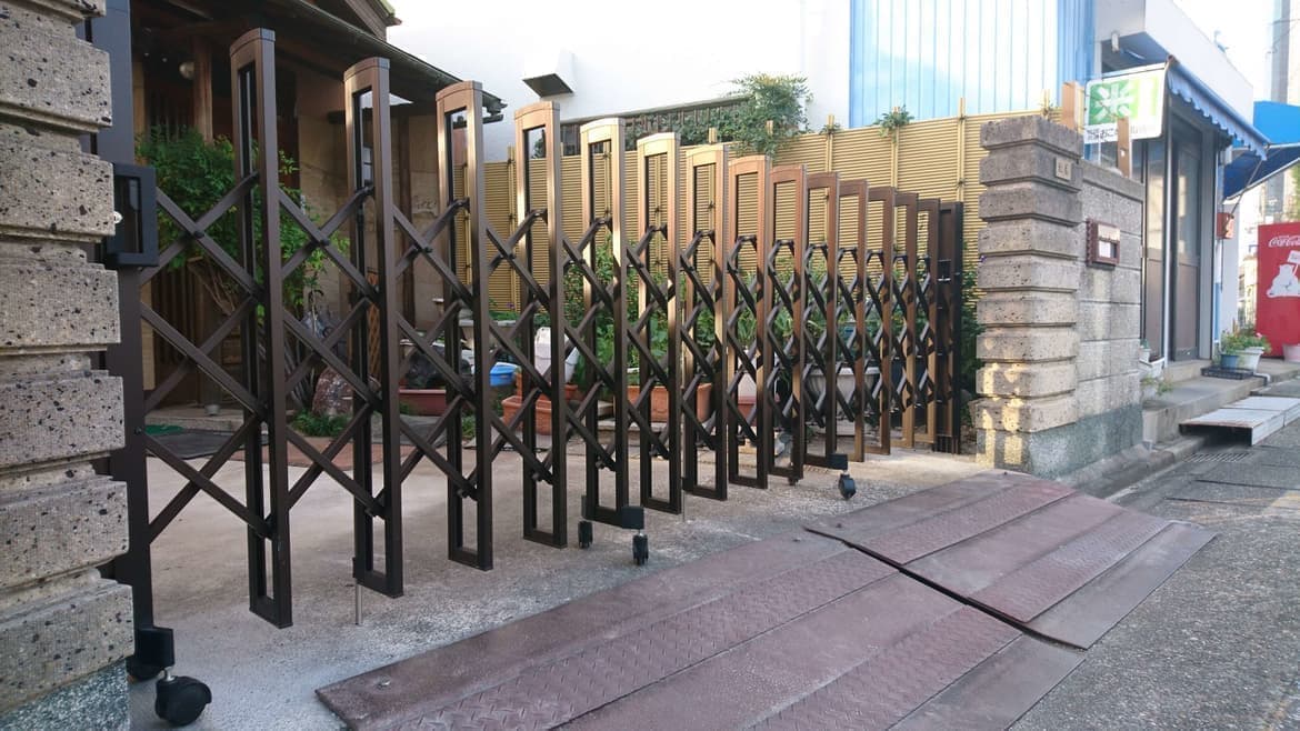 アコーディオン門扉の取替え 東郷町 | 門扉の取替えならエクステリアの窓口東郷町